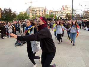 Sortida de la columna de la Marxa per la Llibertat des de la plaça de l'1 d'octubre de 2017 de Girona