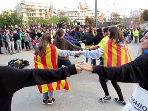 Sortida de la columna de la Marxa per la Llibertat des de la plaça de l'1 d'octubre de 2017 de Girona