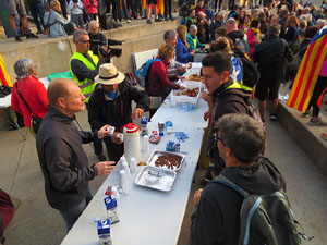 Sortida de la columna de la Marxa per la Llibertat des de la plaça de l'1 d'octubre de 2017 de Girona
