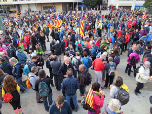 Sortida de la columna de la Marxa per la Llibertat des de la plaça de l'1 d'octubre de 2017 de Girona