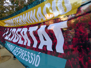 Sortida de la columna de la Marxa per la Llibertat des de la plaça de l'1 d'octubre de 2017 de Girona