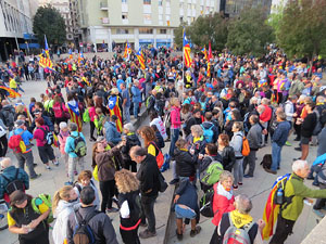 Sortida de la columna de la Marxa per la Llibertat des de la plaça de l'1 d'octubre de 2017 de Girona