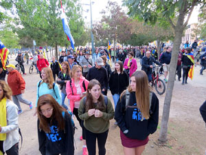Sortida de la columna de la Marxa per la Llibertat des de la plaça de l'1 d'octubre de 2017 de Girona