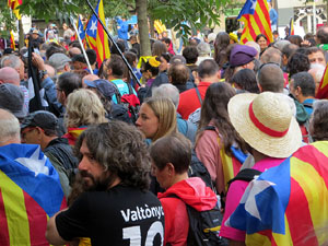 Sortida de la columna de la Marxa per la Llibertat des de la plaça de l'1 d'octubre de 2017 de Girona
