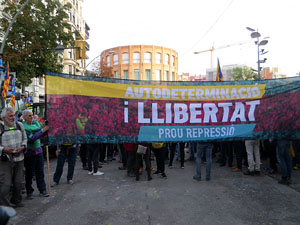 Sortida de la columna de la Marxa per la Llibertat des de la plaça de l'1 d'octubre de 2017 de Girona