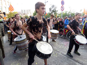Sortida de la columna de la Marxa per la Llibertat des de la plaça de l'1 d'octubre de 2017 de Girona