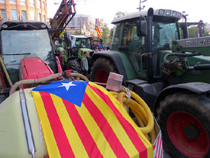 Sortida de la columna de la Marxa per la Llibertat des de la plaça de l'1 d'octubre de 2017 de Girona