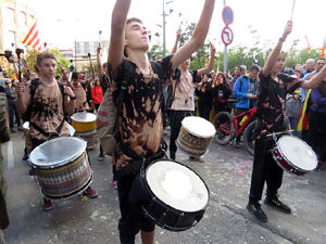Sortida de la columna de la Marxa per la Llibertat des de la plaça de l'1 d'octubre de 2017 de Girona