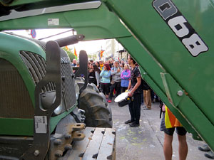 Sortida de la columna de la Marxa per la Llibertat des de la plaça de l'1 d'octubre de 2017 de Girona