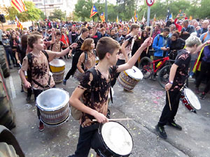 Sortida de la columna de la Marxa per la Llibertat des de la plaça de l'1 d'octubre de 2017 de Girona