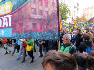 Sortida de la columna de la Marxa per la Llibertat des de la plaça de l'1 d'octubre de 2017 de Girona