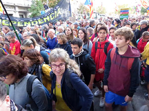 Sortida de la columna de la Marxa per la Llibertat des de la plaça de l'1 d'octubre de 2017 de Girona