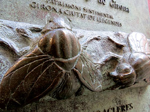 Girona i les mosques. Presència d'un animal símbol de la ciutat pels carrers de Girona