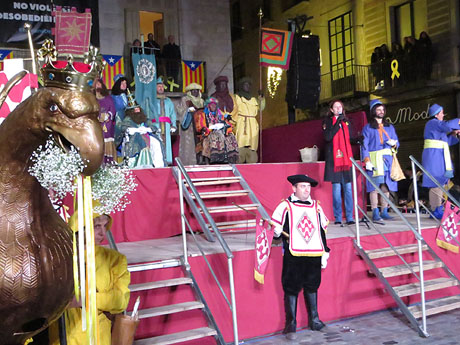 La Cavalcada de Reis 2018. Arribada del seguici a la pla&ccedil;a del Vi