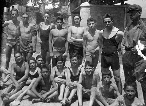 Retrat d'un grup de banyistes sota el pont de la Barca, a la riba del riu Ter. 1920-1930