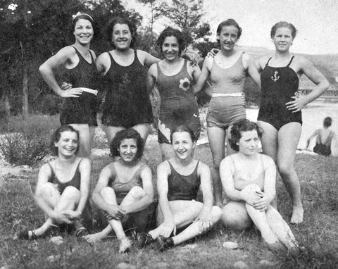 Retrat d'un grup de dones sota el pont de la Barca, a la riba del riu Ter. 1920-1930