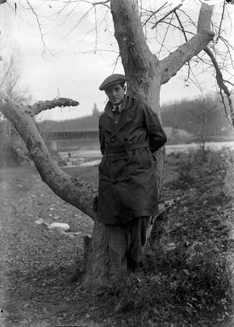 Retrat d'Ernest Gussinyé a les ribes del Ter. Al fons, el pont de la Barca i la Devesa. 1930-1935