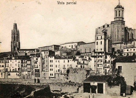 Vista del barri Vell des de la plaça Independència. S'observen les restes de l'enderrocament del baluard de Figuerola (o de Sant Agustí), efectuat el 1908 a conseqüència de la primera llei de concessió de baluards. S'observen les restes de la torre de Sant Agustí. 1908