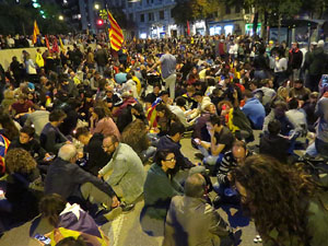 Seguda amb espelmes davant la subdelegaci&oacute; del Govern espanyol a Girona