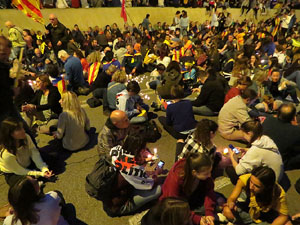 Seguda amb espelmes davant la subdelegaci&oacute; del Govern espanyol a Girona