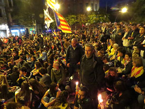 Seguda amb espelmes davant la subdelegaci&oacute; del Govern espanyol a Girona
