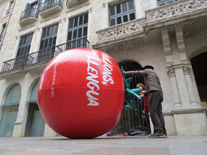 Activitats de la campanya 'Som 10 milions, som una llengua' a la pla&ccedil;a del Vi de Girona