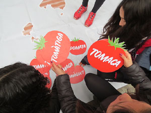 Activitats de la campanya 'Som 10 milions, som una llengua' a la pla&ccedil;a del Vi de Girona