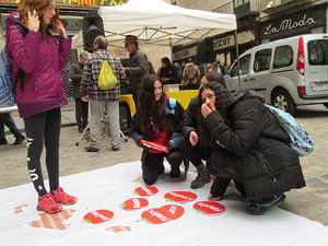 Activitats de la campanya 'Som 10 milions, som una llengua' a la pla&ccedil;a del Vi de Girona