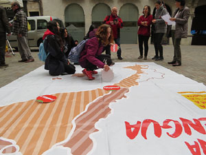 Activitats de la campanya 'Som 10 milions, som una llengua' a la pla&ccedil;a del Vi de Girona