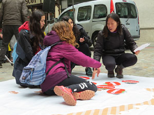Activitats de la campanya 'Som 10 milions, som una llengua' a la pla&ccedil;a del Vi de Girona