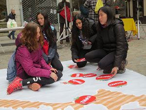 Activitats de la campanya 'Som 10 milions, som una llengua' a la pla&ccedil;a del Vi de Girona