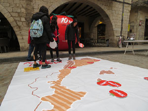 Activitats de la campanya 'Som 10 milions, som una llengua' a la pla&ccedil;a del Vi de Girona