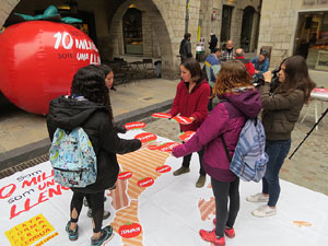 Activitats de la campanya 'Som 10 milions, som una llengua' a la pla&ccedil;a del Vi de Girona