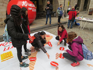 Activitats de la campanya 'Som 10 milions, som una llengua' a la pla&ccedil;a del Vi de Girona