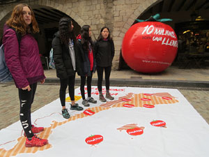 Activitats de la campanya 'Som 10 milions, som una llengua' a la pla&ccedil;a del Vi de Girona