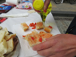 Activitats de la campanya 'Som 10 milions, som una llengua' a la pla&ccedil;a del Vi de Girona