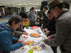 Activitats de la campanya 'Som 10 milions, som una llengua' a la pla&ccedil;a del Vi de Girona