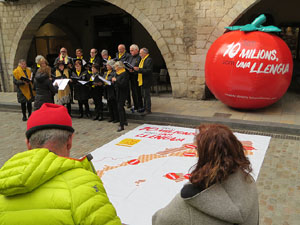 Activitats de la campanya 'Som 10 milions, som una llengua' a la pla&ccedil;a del Vi de Girona