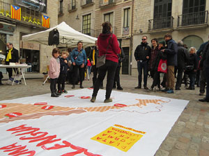 Activitats de la campanya 'Som 10 milions, som una llengua' a la pla&ccedil;a del Vi de Girona