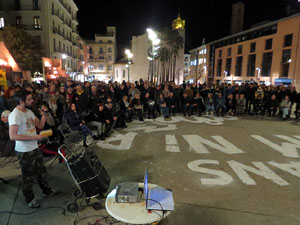 Acció de Tsunami Democràtic a la plaça de de l'U d'octubre de 2017 sota el lema 'Fem-los reflexionar'