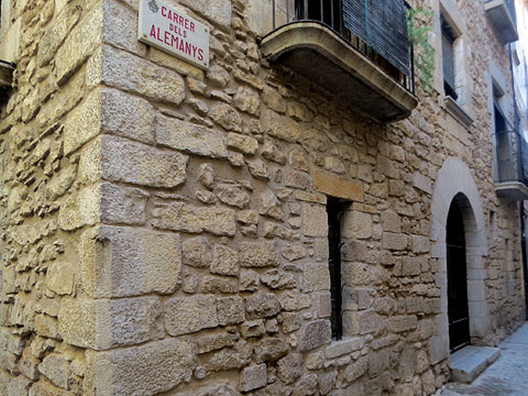 Casa número 1 del carrer dels Alemanys. En aquest edifici es varen instal·lar les Germanetes dels Pobres quan varen arribar a Girona el 1878