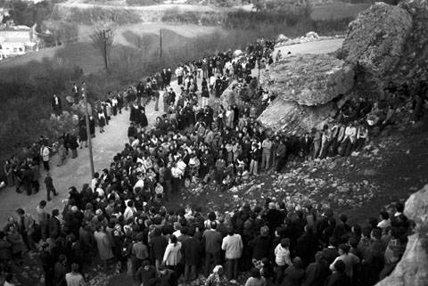 Concentració de gent a l'indret on suposadament varen tenir lloc les aparicions marianes. 1975