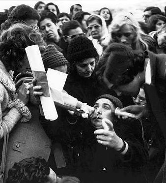 Maria Mesa en estat de trànsit per les suposades aparicions de la Mare de Déu a Torre Gironella. 1975