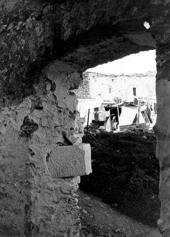 Barraquisme a la muntanya de Montjuïc. Barraques adossades al mur i a l'interior del castell. 1967-1968