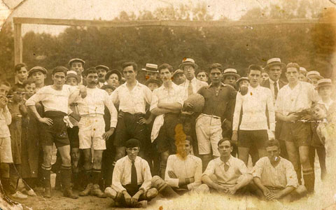 Retrat de grup d'una formació local davant d'una porteria del Camp de Mart de la Devesa a Girona. S'identifica a Parés, Jaume Pons, Tata, Padrosa i Xifra. 1903