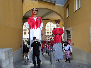 Carnestoltes 2020 a Girona. Disfresses i cercavila pels carrers del Barri Vell