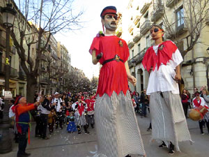 Carnestoltes 2020 a Girona. Disfresses i cercavila pels carrers del Barri Vell