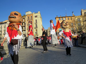 Carnestoltes 2020 a Girona. Disfresses i cercavila pels carrers del Barri Vell