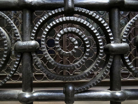 Treball de forja a l'escalinata d'entrada
