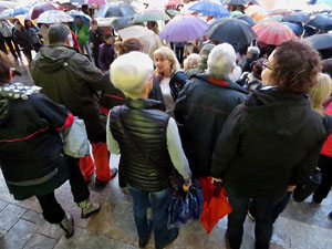 Concentraci&oacute; davant la seu de la Generalitat en defensa de les institucions catalanes